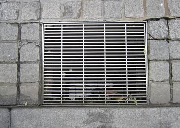 Close mesh drainage trench box grate is installed on the road.