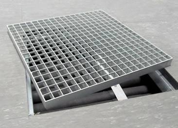 A plain steel grating is placed on the supporting bar of sewage.