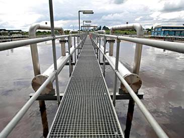 A swage-locked grating walkway is installed on the sea.