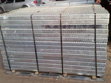 A bundle of diamond safety grating is packed by the wooden pallet.