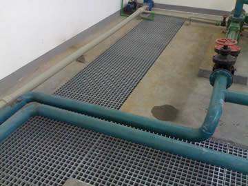 Gray FRP gratings are installed on the ground of the workshop.