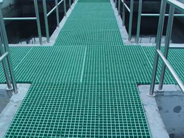 Green FRP gratings are installed on the walkway of the factory.