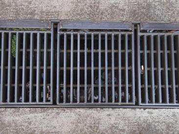 A swage-locked grating is covering a trench.